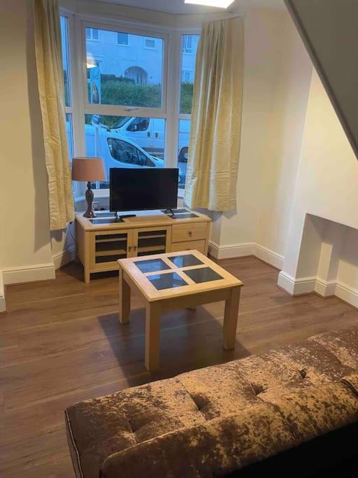 Modern 2 Bedroom Terraced House Dover Bagian luar foto